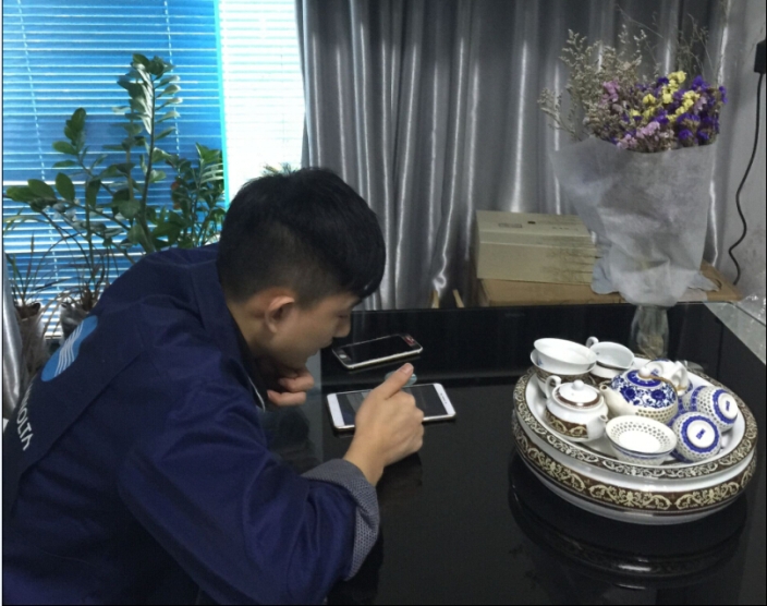 工程師遠程教客戶處理問題