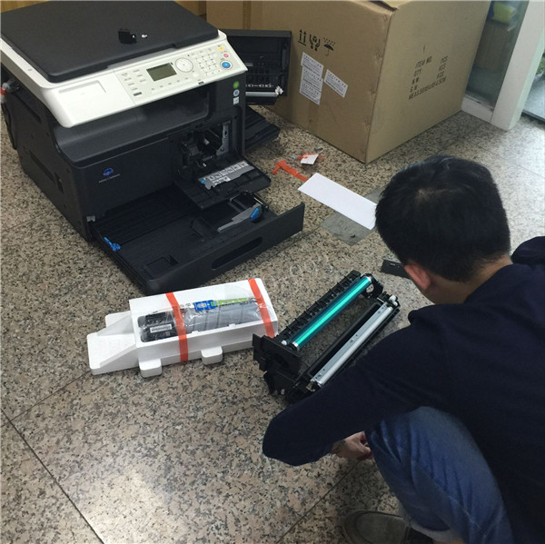 師傅在安裝柯尼卡美能達206復(fù)印機 師傅在安裝柯尼卡美能達206復(fù)印機