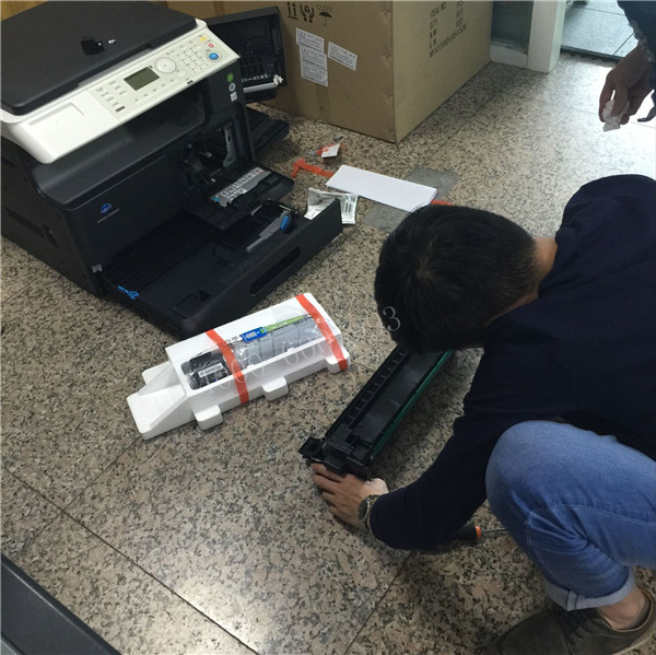 師傅在安裝柯尼卡美能達206復(fù)印機的時候,客戶打電話進來問,然后師傅邊安裝機器,邊給客戶解答問題 師傅在安裝柯尼卡美能達206復(fù)印機的時候,客戶打電話進來問,然后師傅邊安裝機器,邊給客戶解答問題