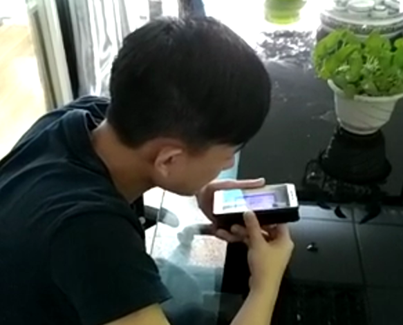 科頤辦公工程師在用視頻教客戶處理問題，客戶在師傅的指導下測試處理完的效果