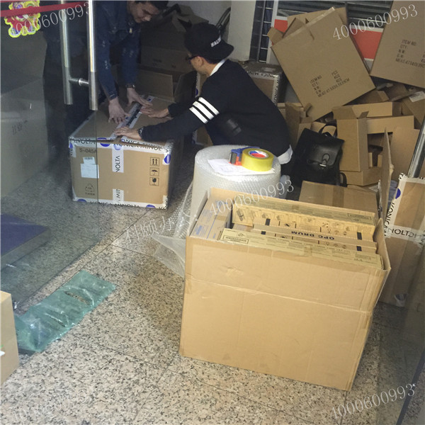 記4月11科頤辦公打包現(xiàn)場，隔壁小帥來幫我們一起打包