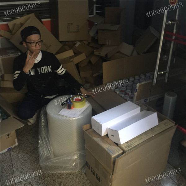 4月11科頤辦公打包現(xiàn)場，隔壁小帥幫忙打包中還不忘來臭美一下