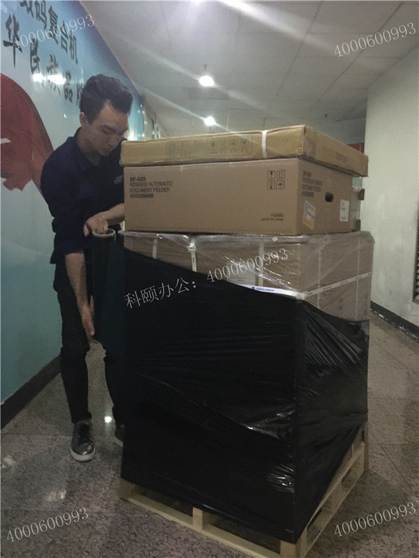 轉角遇到帥哥在打包柯尼卡美能達C226復印機-科頤辦公 轉角遇到帥哥在打包柯尼卡美能達C226復印機-科頤辦公